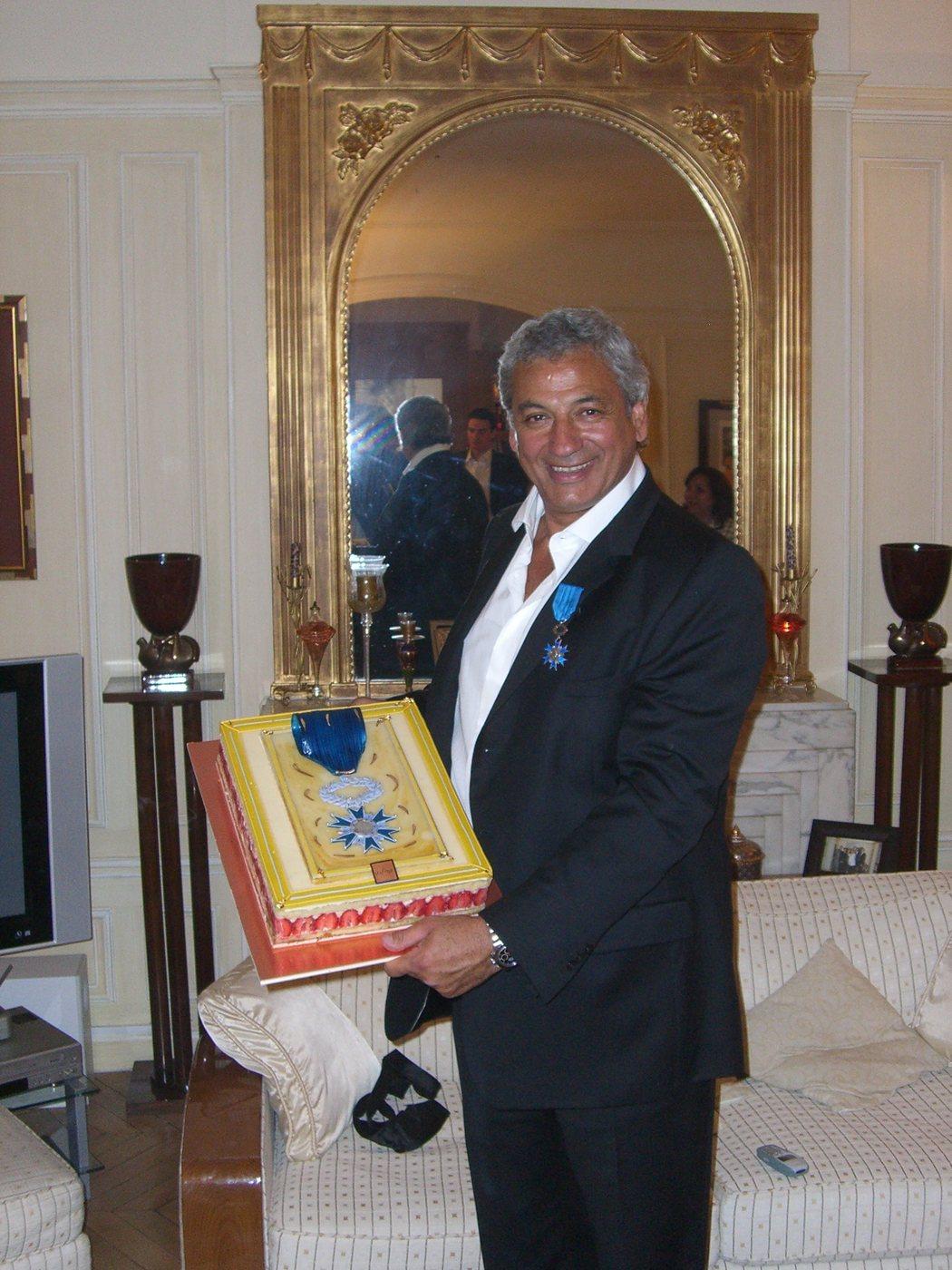 The evening of the award: the letters patent of the Mérite and its cross, remade as a cake
