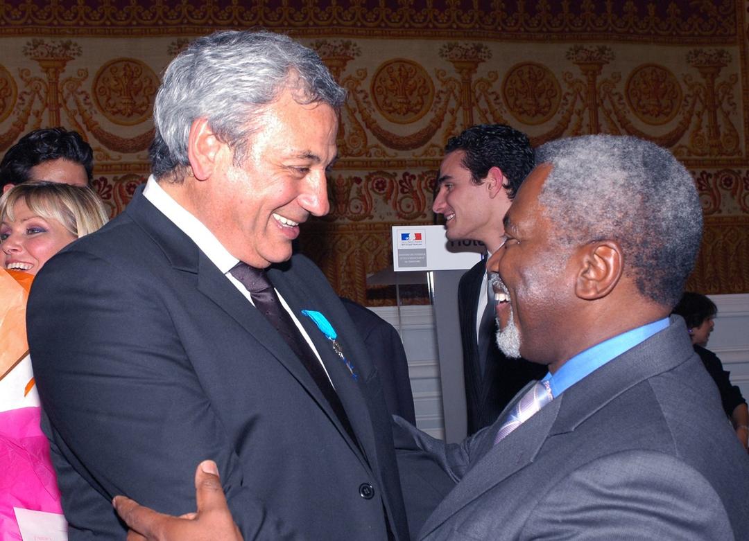 Congratulations after the ceremony at the Ministry of the Interior, the blue ribbon of the Mérite at his buttonhole, with Raymond Ramazani Baya, Minister of Foreign Affairs of the Democratic Republic of the Congo